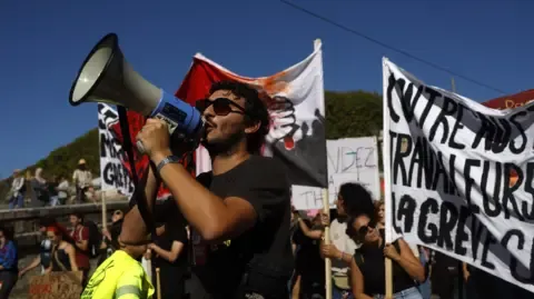 Nationwide Protests Begin Against Fiscal Reductions
